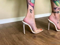 Tattooed babe in high heels shows off her wonderful feet