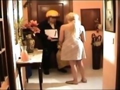 Luscious milf seduces the delivery man to drill her pussy